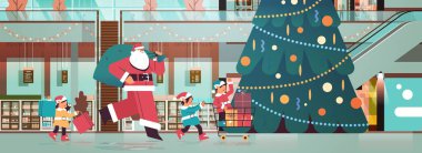 Noel Baba ve karışık ırk elfleri yeni yıl ve noel kutlaması için hazırlanıyor.