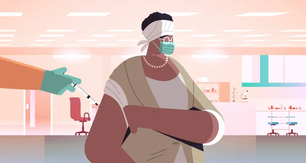 Medico mano vaccinare paziente afro-americana in maschera medica lotta contro lo sviluppo del vaccino coronavirus — Vettoriale Stock