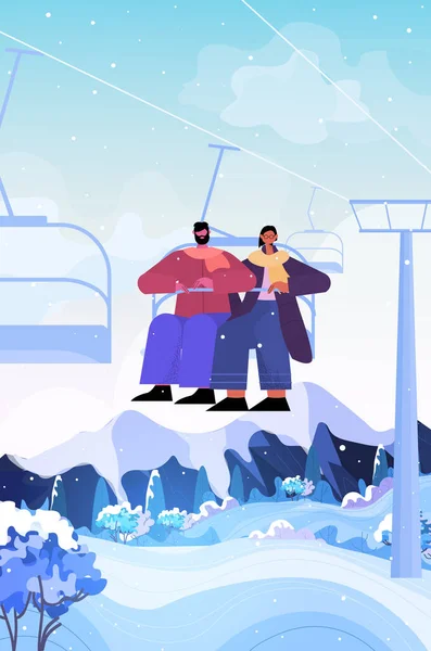 Pessoas sentadas no teleférico da estação de esqui de teleférico em montanhas nevadas Natal celebração feriados ano novo — Vetor de Stock