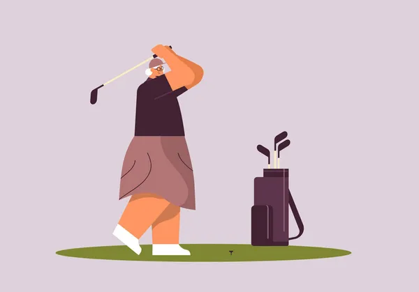 Senior kvinna spelar golf åldrad spelare tar ett skott aktiv ålderdom koncept horisontellt — Stock vektor