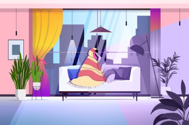 Yorgun ve depresif bir kadın kanepeye oturmuş üzgün bir kız çaresiz ruhsal hastalıklar depresyon konsepti hissediyor.