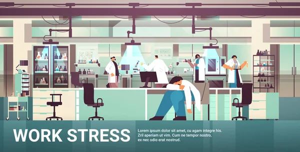 Gestresste überarbeitete Forscher schlafen am Arbeitsplatz müde verärgert Wissenschaftler mit Arbeit Stress Krankenhaus Labor Innenraum — Stockvektor