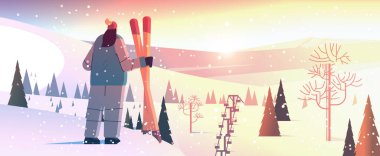 Kayakçı kadın ekipman sporcusu ile duruyor kış tatili aktiviteleri yapıyor.