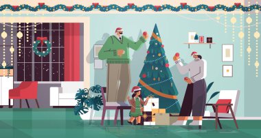 Noel Baba şapkalı aile Noel ağacını süslüyorlar mutlu yıllar Noel kutlaması konsepti