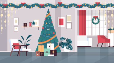 Yeni yıl tatili dekore edilmiş oturma odasının içi Noel ağacı ve hediyelerle dolu.