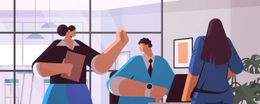 İş adamları konferans sırasında takım çalışması konsepti ofisinin içini tartışıyorlar