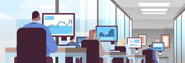 Misturar comerciantes corrida corretores do mercado de ações analisando gráficos ou fazendo apresentação em monitores de computador —  Vetores de Stock
