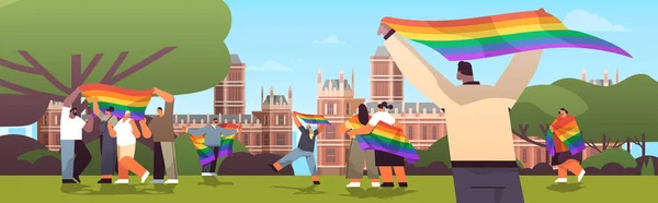 Мікс гонки люди тримають lgbt веселка прапори гей лесбійський парад любові гордість фестиваль трансгендерне кохання концепція — стоковий вектор