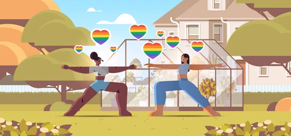 Pencinta ras campuran gadis melakukan latihan fisik di halaman belakang rumput lesbian cinta parade konsep transgender LGBT - Stok Vektor
