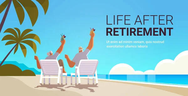 Senior man kvinna dricka cocktails på tropisk strand åldrat par har roligt aktiv ålderdom — Stock vektor