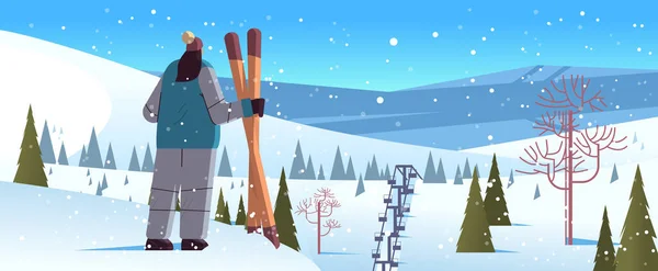 Лыжница, стоящая с оборудованием спортсменка катается на лыжах делая мероприятия зимние каникулы концепция снегопад пейзаж — стоковый вектор