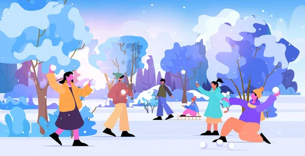 Άνθρωποι που παίζουν χιονόμπαλες άνδρες γυναίκες και παιδιά που κάνουν χειμερινές δραστηριότητες Χριστούγεννα Πρωτοχρονιά γιορτές — Διανυσματικό Αρχείο