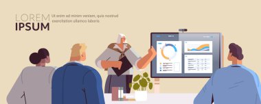 İş dünyası konferansında iş adamları için finansal istatistik şeması sunan iş kadını