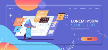 İş kadını grafik ve grafikleri analiz ediyor veri analiz süreci dijital pazarlama şirketi stratejisi