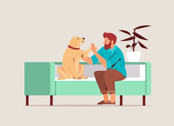 Joven pasar tiempo con perro propietario masculino y lindo animal doméstico amistad con el concepto de mascota — Archivo Imágenes Vectoriales