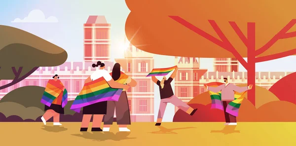 무지개 깃발을 들고 있는 인종들 과 게이 레즈비언들의 사랑 퍼레이드 자긍심을 나누는 성전환 사랑 컨셉트 — 스톡 벡터