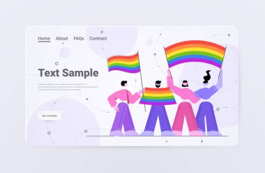 Igbt gökkuşağı bayrakları tutan insanlar gay lezbiyen aşk geçit töreni gururu transseksüel aşk konseptini kutluyor