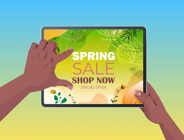 Afrikanisch-amerikanische Menschenhände mit Tablet-PC mit Frühlingsverkauf Banner Flyer oder Grußkarte auf dem Bildschirm — Stockvektor