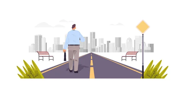 Biznesmen z walizką stoi na asfaltowej drodze biznesmen patrząc na nowoczesnej architektury przywództwa udanej wizji — Wektor stockowy