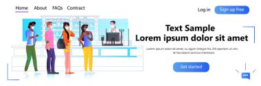 Maskeli kadın eczacı eczane reyonundaki modern eczane içlerindeki yarış müşterilerini karıştırmak için ilaç veriyor.