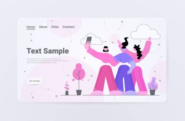 Kadın grubu akıllı telefon kameralı sanal konferans online iletişim konseptinde selfie çekiyor.