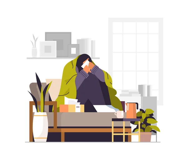 Больная женщина, сморкающаяся носом с носовым платком, нездоровая девушка с чиханием гриппа, сидящая на диване под одеялом — стоковый вектор