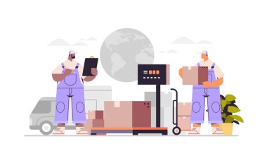Üniformalı ırk teslimatçıları depodaki paketleri kontrol ediyor. Kargo lojistik posta servisinde.