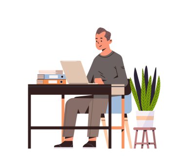 İş adamı iş adamı dizüstü bilgisayar işinde çalışıyor. İş yerindeki sosyal medya iletişiminde not defteri kullanıyor.