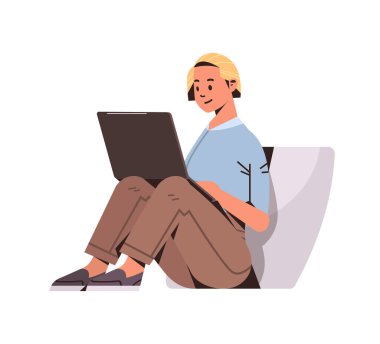 İş kadını dizüstü bilgisayar işinde çalışıyor. Kadın serbest. Not defteri sosyal medya iletişimi kullanıyor.