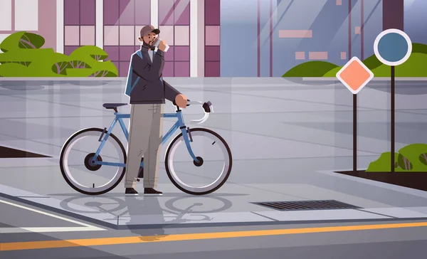 Mannelijke fietser neemt pauze tijdens de fietstocht man met afhaalkoffie beker staan in de buurt fiets — Stockvector