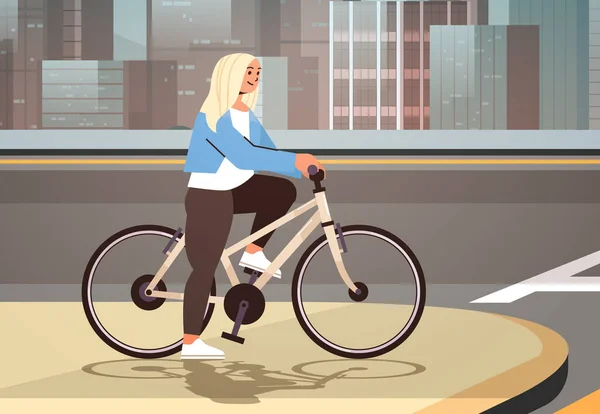 Bisikletli genç bir kadın yaya geçidinde yeşil ışığın geçmesini bekliyor. Bisikletle sağlıklı bir hayat sürüyor. — Stok Vektör