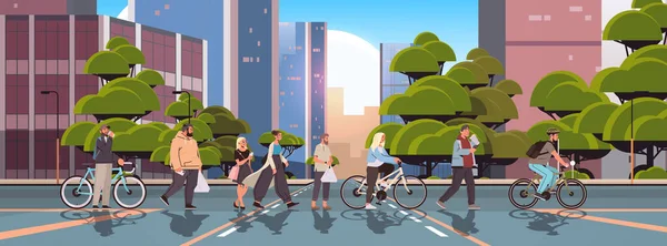 Pengendara sepeda dan pejalan kaki orang-orang yang berjalan kaki melintasi jalan modern kota latar belakang pemandangan kota - Stok Vektor