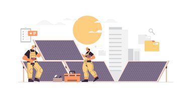 Güneş panelleri yakınındaki teknisyen işçiler alternatif enerjiyi kontrol eden mühendisler ve elektrik üretmek için güneş ışığını kullanıyorlar
