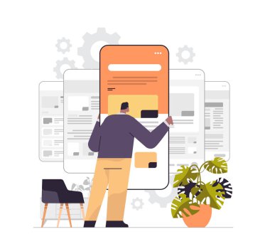Mobil uygulama ayarlama seçeneğini ayarlayan akıllı telefon üzerinde çalışan adam teknisyeni uygulama işletim sistemi bakımını ayarlıyor