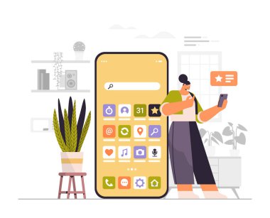 Çevrimiçi mobil uygulama sosyal medya iletişim konseptini kullanarak akıllı telefon kızı tutan kadın