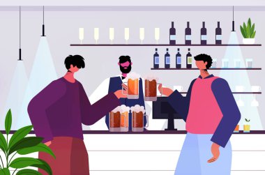 Bira bağımlısı arkadaşlar alkol bağımlısı eğlenceli insanlar alkolizm konsepti bar içiyorlar.