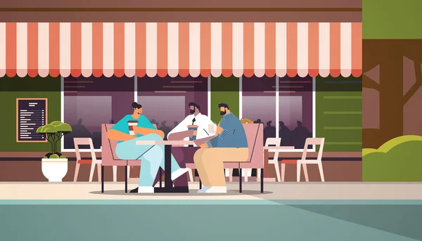 Mélanger course hommes d'affaires discuter pendant la pause-café les gens tenant des tasses avec des boissons au café dans le café — Image vectorielle