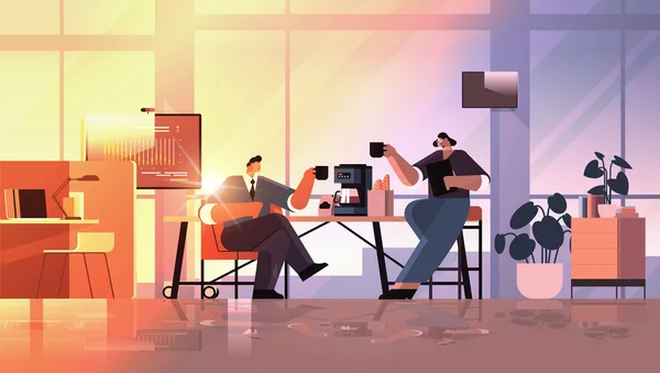 Üzletemberek pár kávézás közben találkozó irodai kávészünet koncepció horizontális — Stock Vector