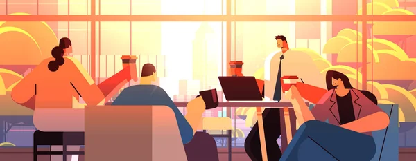 Mélanger les gens d'affaires course assis à la table de café et de boire du café pendant la réunion intérieur de la cafétéria moderne — Image vectorielle