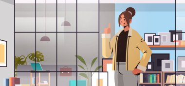 İş kadını parmağını kaldırıyor ve yeni bir fikir üretiyor yaratıcılık kavramı modern ofis iç mimarisi.