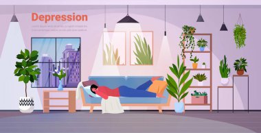 Depresyondaki yorgun kadın kanepeye uzanmış mutsuz kız çaresiz ruh sağlığı hastalıkları depresyon konsepti hissediyor.