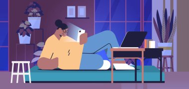 Bağımlı kadın sosyal ağlar dijital bağımlılık konsepti oturma odası iç mekanında aktif dijital cihaz kızı kullanıyor