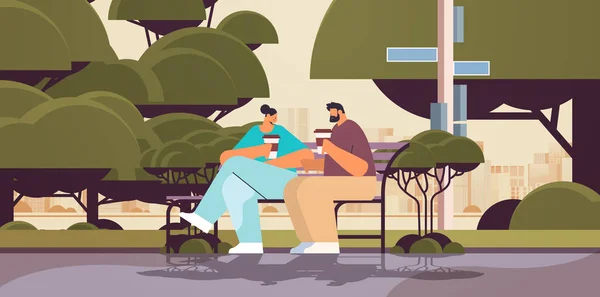 도시 공원에서 만난 남자가 나무로 만든 의자에 앉아 커피를 마시는 모습 — 스톡 벡터