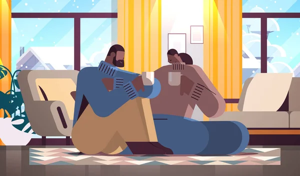 Αφροαμερικανοί ζευγάρι πίνοντας καφέ και μιλώντας μαζί στο σπίτι καθιστικό εσωτερικό οριζόντια — Διανυσματικό Αρχείο