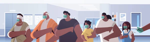 Arzt impft Mehrgenerationenhauspatienten in medizinischer Maske gegen Coronavirus-Impfstoffentwicklung — Stockvektor