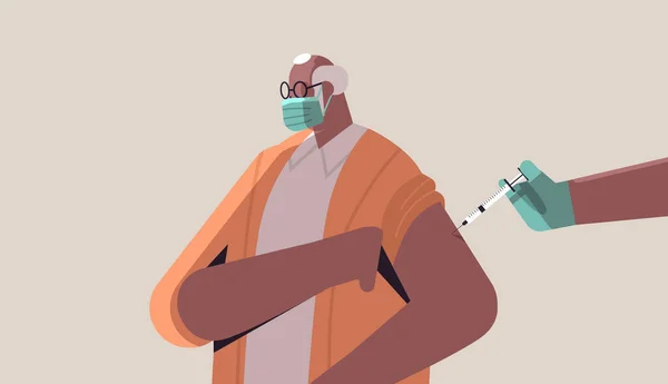 Arts hand vaccineren Afrikaans-Amerikaanse mannelijke patiënt in medisch masker strijd tegen coronavirus vaccin ontwikkeling — Stockvector