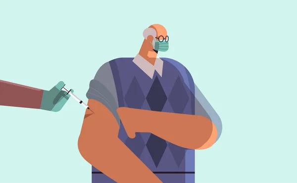 Médecin vaccination manuelle des hommes âgés dans la lutte masque médical contre le développement du vaccin contre le coronavirus — Image vectorielle