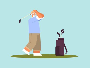 Son sınıf öğrencisi golf oynuyor. Aktif bir yaşlılık konseptini çekiyor. Yatay olarak.