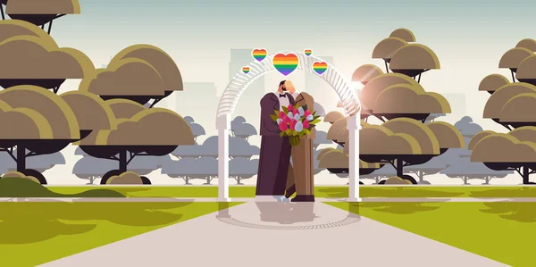 Recém-casado casal gay com flores beijando perto de casamento arco transexual amor comunidade LGBT casamento celebração — Vetor de Stock
