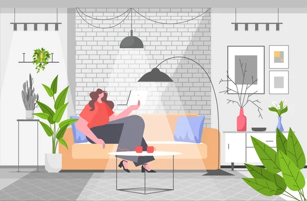Mujer de negocios freelancer usando laptop chica sentada en sofá concepto de comunicación de redes sociales — Archivo Imágenes Vectoriales